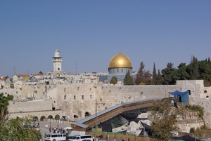 1e Jeruzalem _de klaagmuur, met op de achtergrond de Rotskoepel