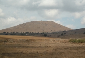 5d Golan _Mount Bental, zicht onderaan de vulkaan _P1070439