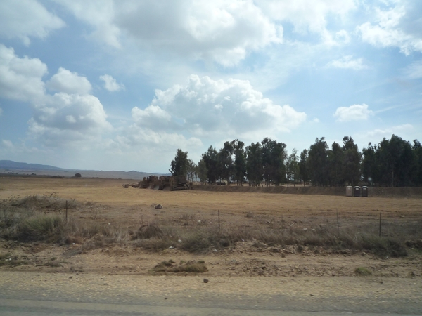 5d Golan _Mount Bental, zicht op oude tanks in omgeving _P1070441