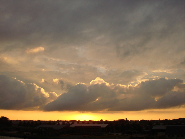 zonsondergang gezien vanuit ons huis