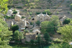 door de rivier waden of kilometers om lopen
