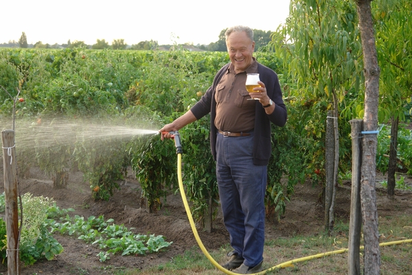 wijnboer drinkt Duvel