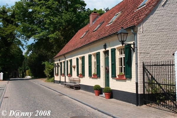 Huisjes in de dorpstraat te Deurle