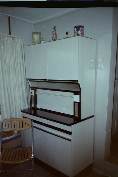 Keukenmeubel in de aangebouwde keuken.