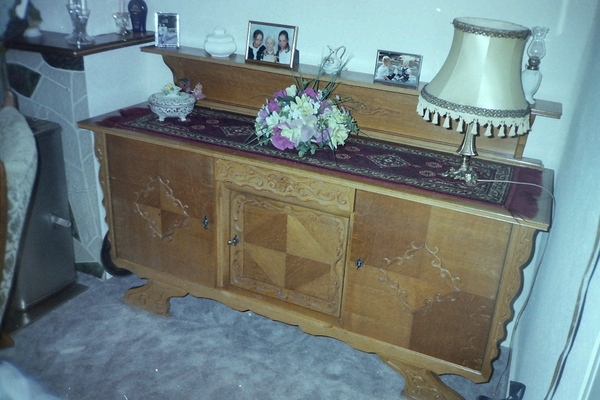 Ouderlijk huis op Terbregge. Voorkamer dressoir