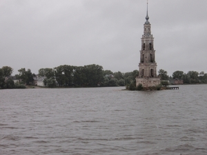 Toren van verdronken kerk in de Wolga