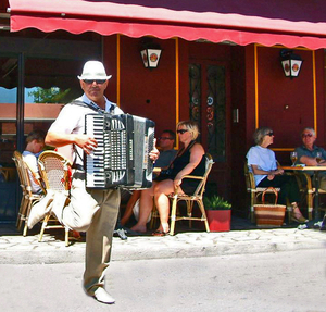 L'Isle sur la Sorgue - Straatmuzikant in actie