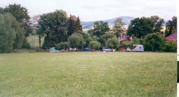 zicht op camping op de achtergrond het Riesengebergte