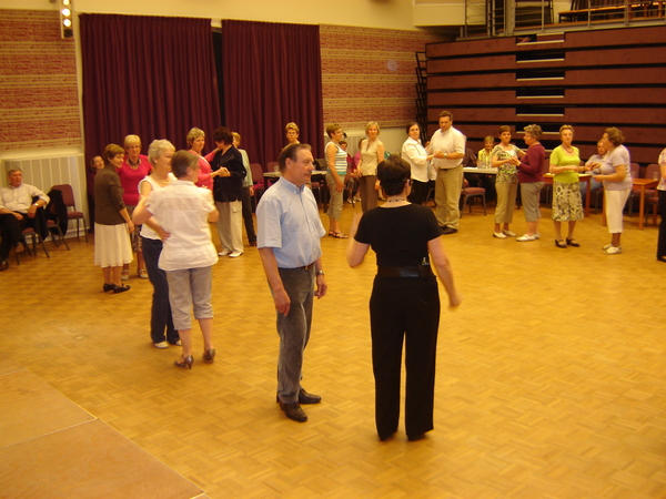 Ook een kringdansje werd aangeleerd