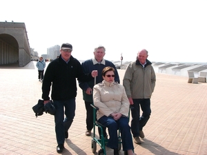 Drie bezorgde mannen met n vrouw op de wandel.