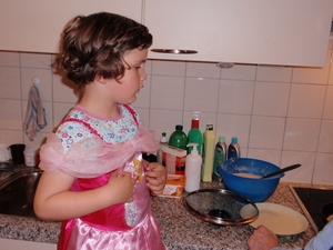 Oma helpen bij het bakken...
