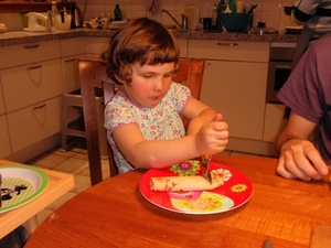 Opgerolde pannenkoek (links) snijden