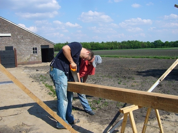 Erik krijgt  zaagles  van zijn vader.