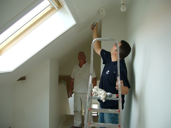 Erik krijgt  verfles  van Walter.