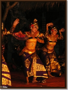 Balinese dansen bij Dwi Mekar