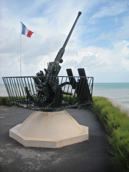 NORMANDIE2009114 afweergeschut 40 mm in Arromanches 114