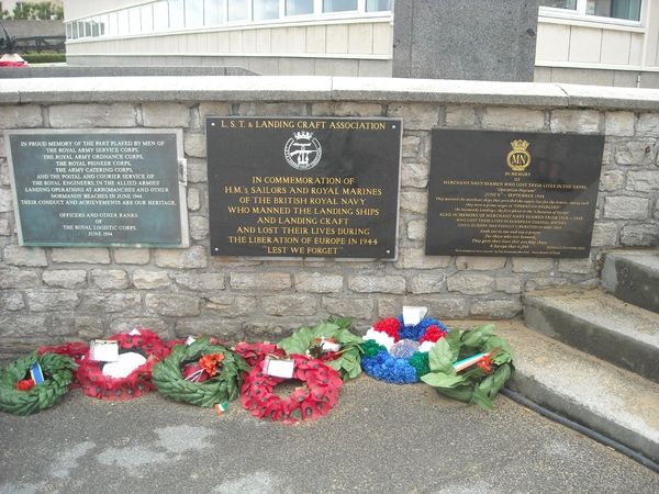 NORMANDIE2009121 Gedenkplaat Britse navy Arromanches