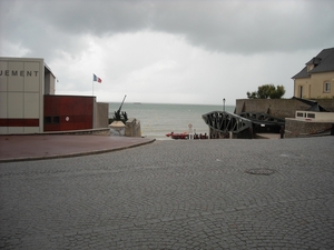 NORMANDIE2009123 Zicht op smalle toegangsweg landinwaarts Arroman