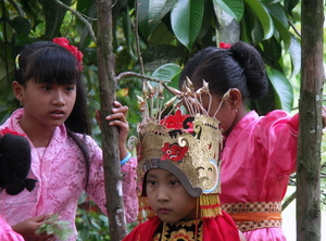 Danseresjes uit weeshuis op Java