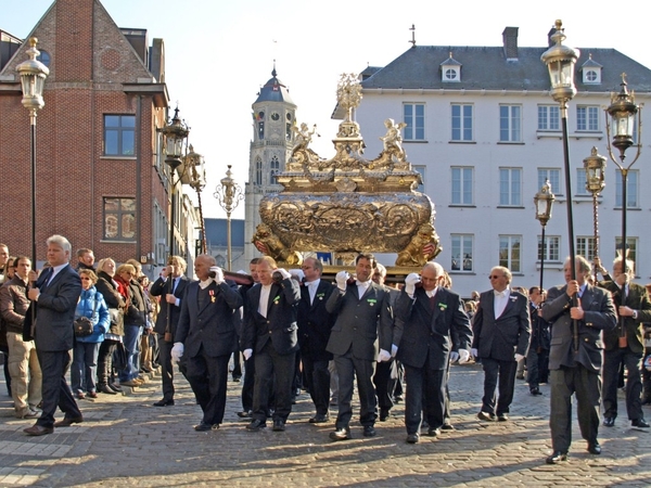 SINT GUMMARUS RELIEK-SCHRIJN  WEEGT BIJNA EEN TON