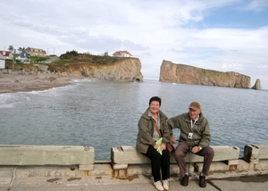 Anny en Jos voor de rots met het gat : Perc�