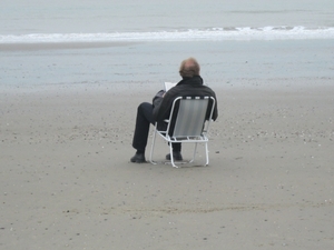 rustig een boekje lezen op het strand