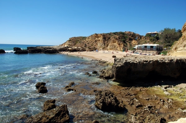 326 Albufeira  wandeling op strand en rotskust