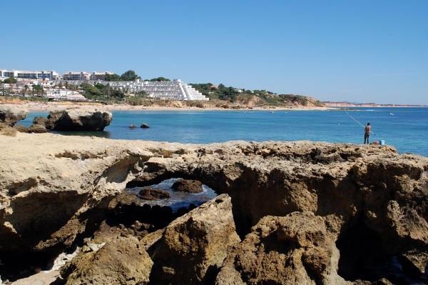 327 Albufeira  wandeling op strand en rotskust