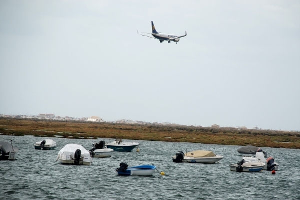 841 Faro - vliegtuig boven haventje