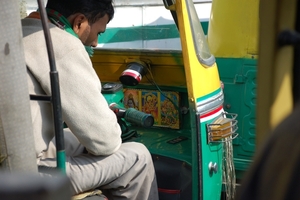 Tuk tuk met altaartje voor een veilige reis.