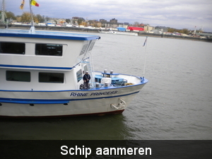 Zie ginds komt de boot