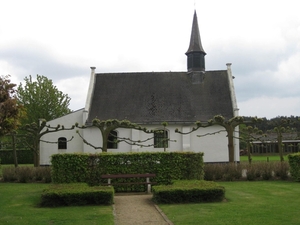20100507 3 Heerle kapel bank en tuin