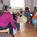 Met ballonnen gooien.
