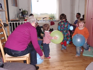 Met ballonnen gooien.