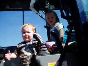 Hier mogen de kids even in de kabine van de heimachine