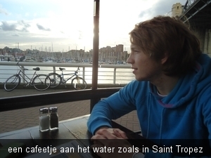 een cafeetje aan het water zoals in Saint Tropez