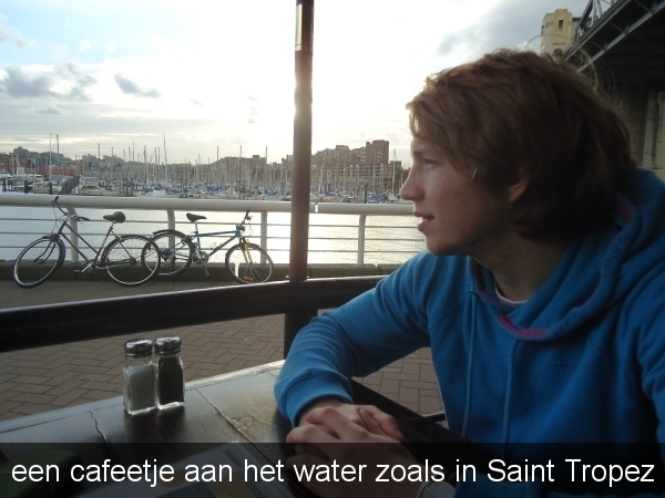 een cafeetje aan het water zoals in Saint Tropez