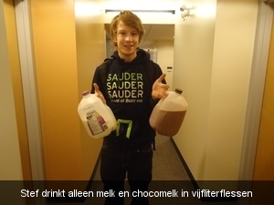 Stef drinkt alleen melk en chocomelk in vijfliterflessen