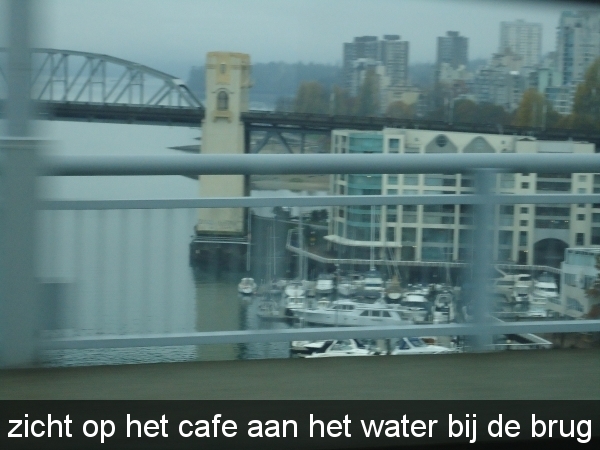 zicht op het cafe aan het water aan de brug