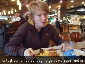 ontbijt samen op zondagmorgen , worstjes met ei