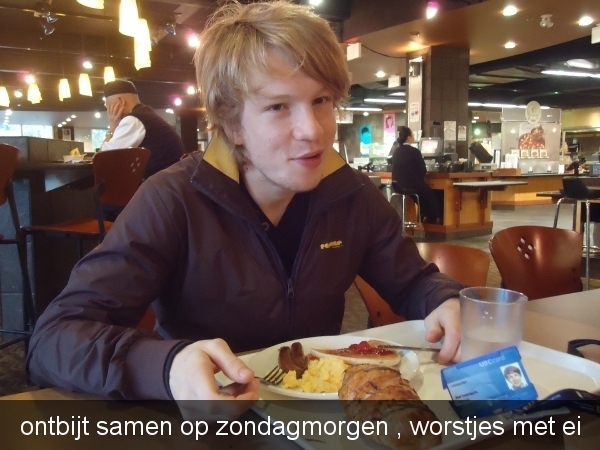 ontbijt samen op zondagmorgen , worstjes met ei