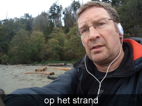 op het strand