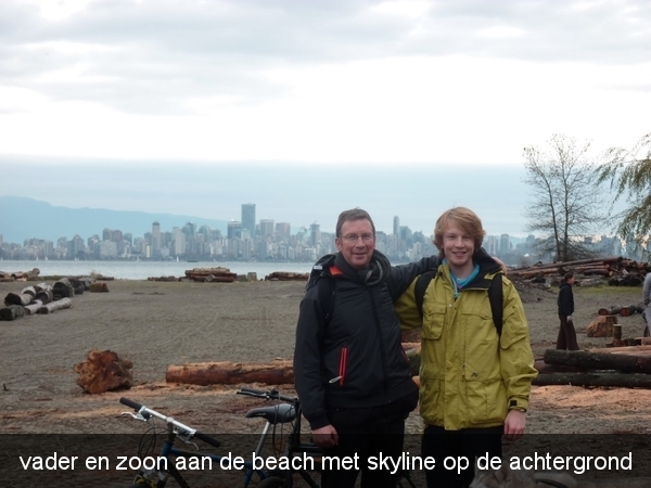 vader en zoon aan de beach met vancouver op de achtergrond