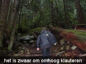 het is zwaar om omhoog klauteren