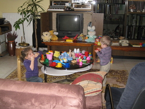01) Kindjes aan de salontafel op 21 nov. 2010