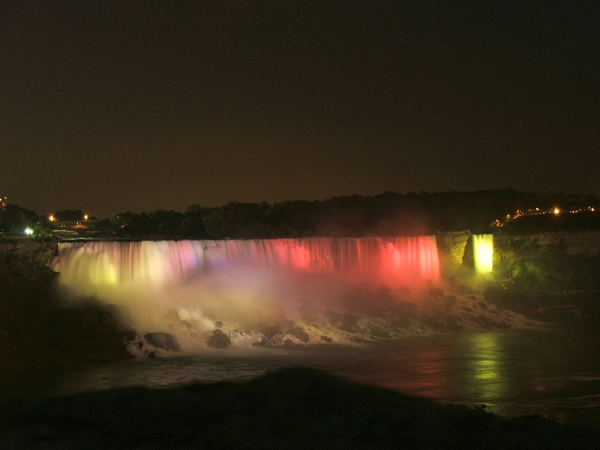 2  Niagara_watervallen _by night