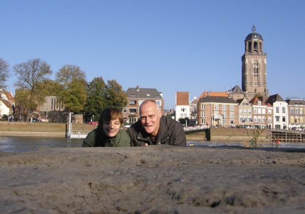 tim en opa op de achtergrond de rivier de ijsel