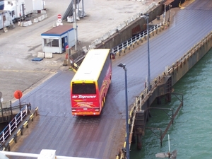 13904de bus rijdt op de boot