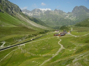 Davos _omgeving  bergdorpje tussen de hogere toppen