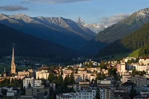 Davos _stad  en bergen, bij valavond